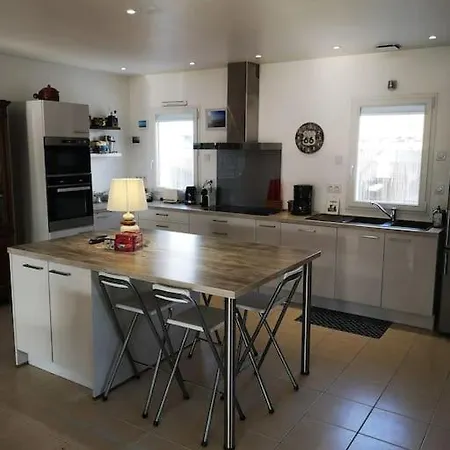 Grande Maison Familiale Piscine Chauffee Proche Plages Villa *